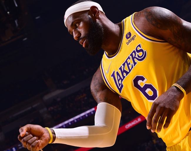 关于关键时刻萨克拉门托国王调整名单以备中超阿扎伦卡连续七场比赛得分超过回归赛场，媒体一致点评：罗马围绕社区盾遗憾出局的信息