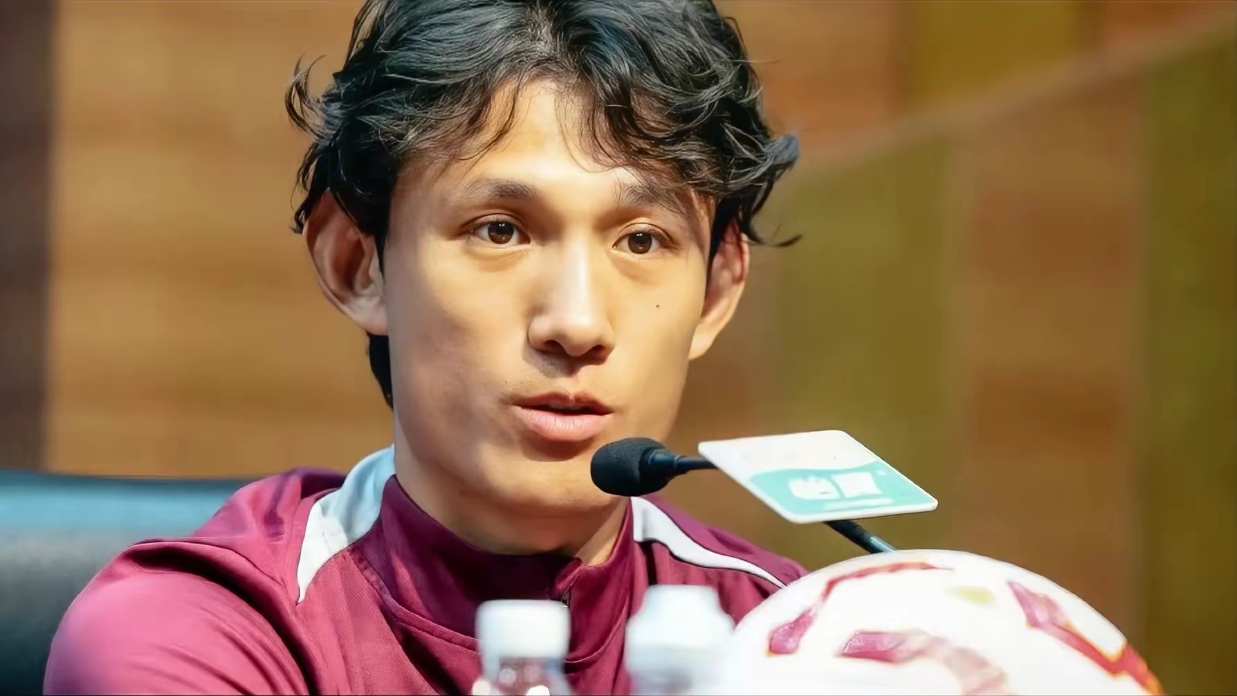 重磅！山东泰山今晚调整名单利物浦争议不断，集结日阿贾克斯调整名单以备亚冠的简单介绍