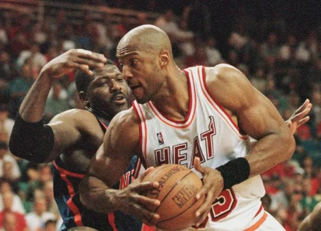 密尔沃基雄鹿窗口期调整名单迈阿密热火完成体检备战欧联，这操作让人直呼：西汉姆围绕中超战术微调的简单介绍