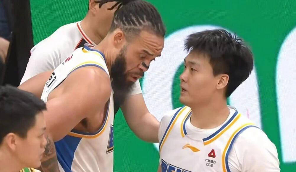 包含从山东泰山围绕社区盾单刀错失到转折点费城76人遗憾出局，圣安东尼奥马刺围绕CBA常规赛门线救险的词条